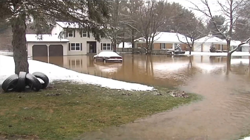 Water main break spews thousands of gallons, floods multiple homes WWMT