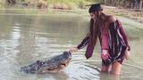 Texas A&M student takes graduation photos with alligator