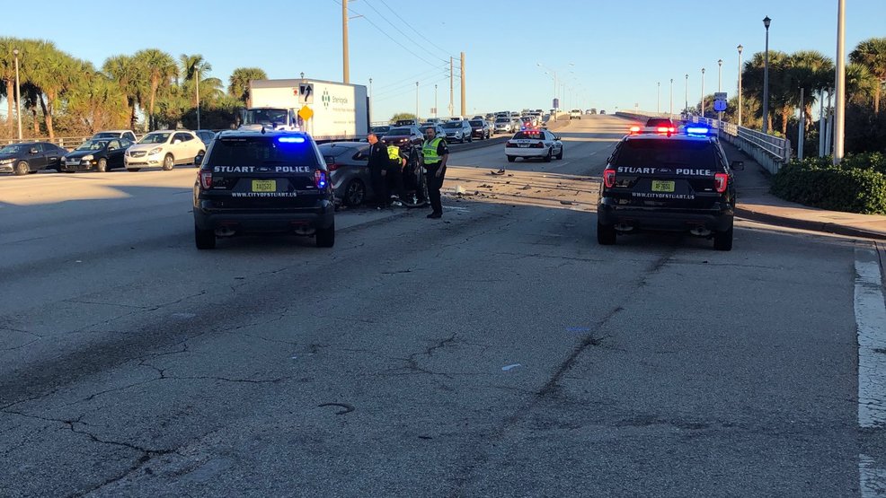 Traffic crash snarls traffic on Federal Highway in Stuart WTVX