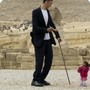 World's tallest man meets world's smallest woman for photoshoot in Egypt