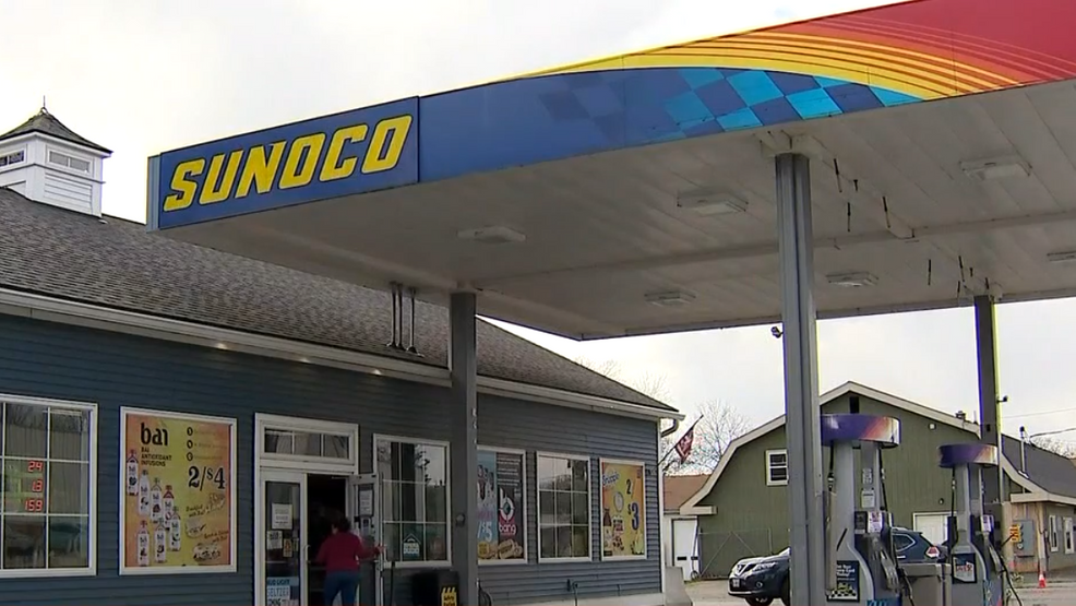 Randolph gas station offers free gas to first responders WGME