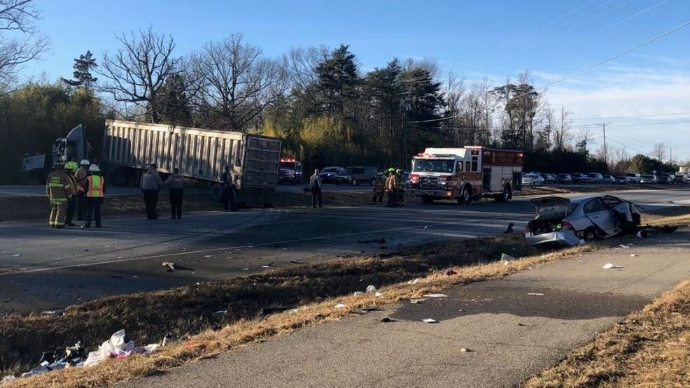 Crash shuts down traffic on Ox Road in Fairfax County WJLA