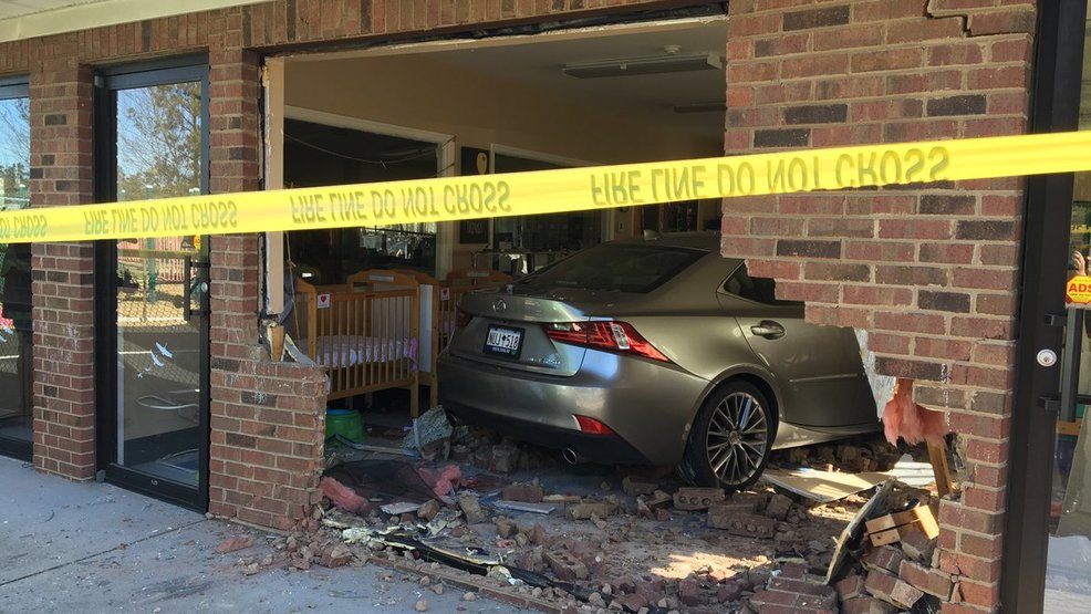 Police Four Children Sent To Hospital After Car Crashes Into Daycare Center Wpde